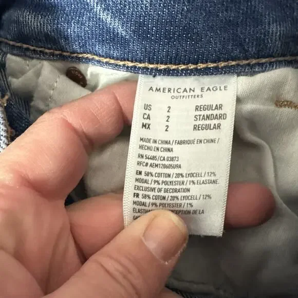 American Eagle Mom Straight Jeans High Rise Ripped Medium Wash sz 2 - Picture 6 of 8